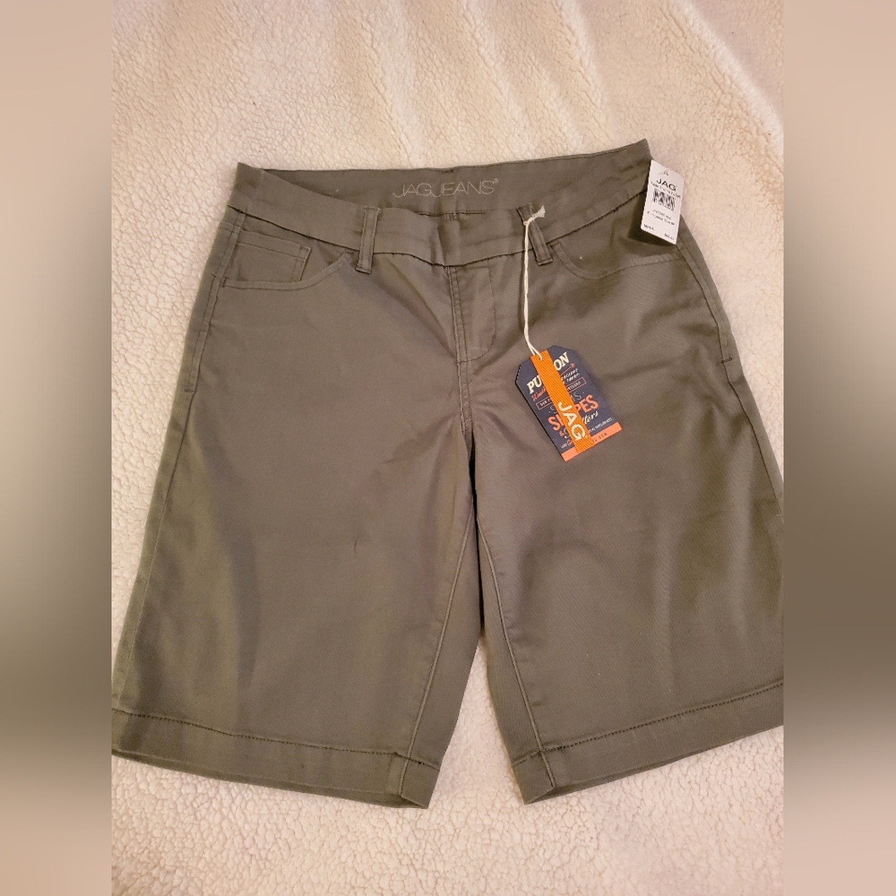 Jag Jeans Women's 8P pull on shorts. Eucalyptus color. NWT.